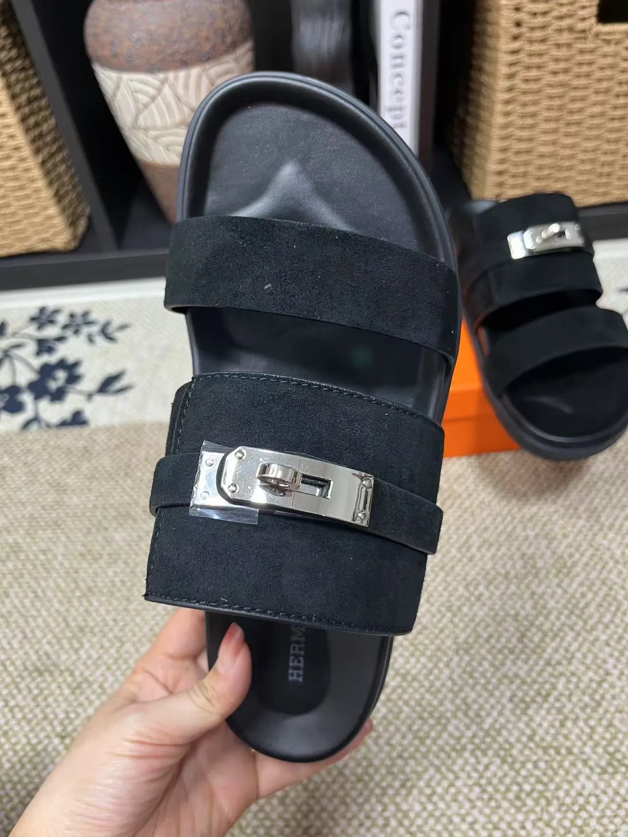 Factory price: 340💰Long-term availability Hermes men's Kazimir slippers for couples - top quality, Hermès woven calfskin functional sandals. The interwoven upper inspired by the "H" iconic pattern creates a casual look, which can be said to be a good companion for summer. Imported cowhide + cowhide lining + TU men's shoes💰Outsole Size: 35-46